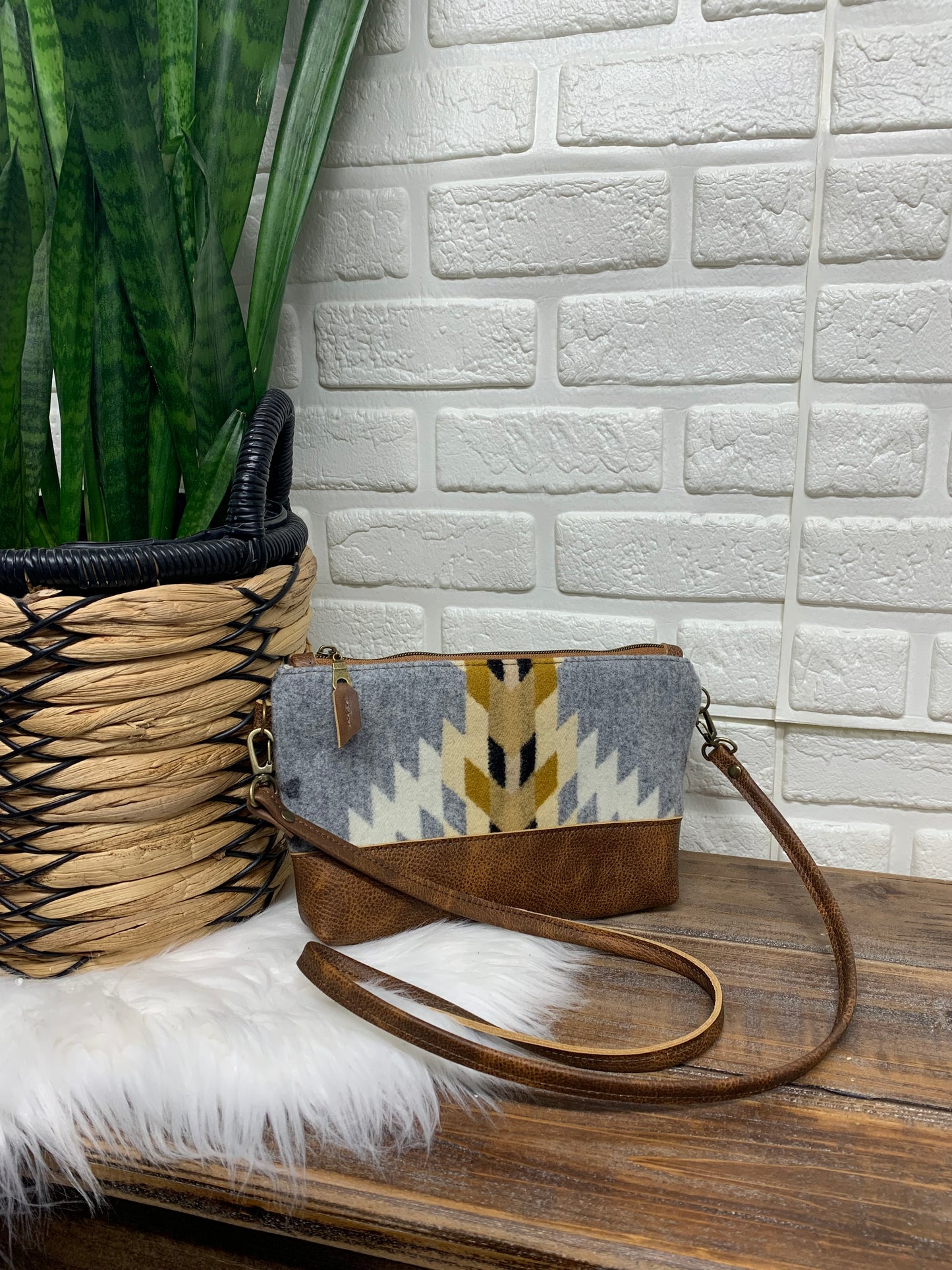 Ruby crossbody bag wool and leather, saddle brown leather bottom