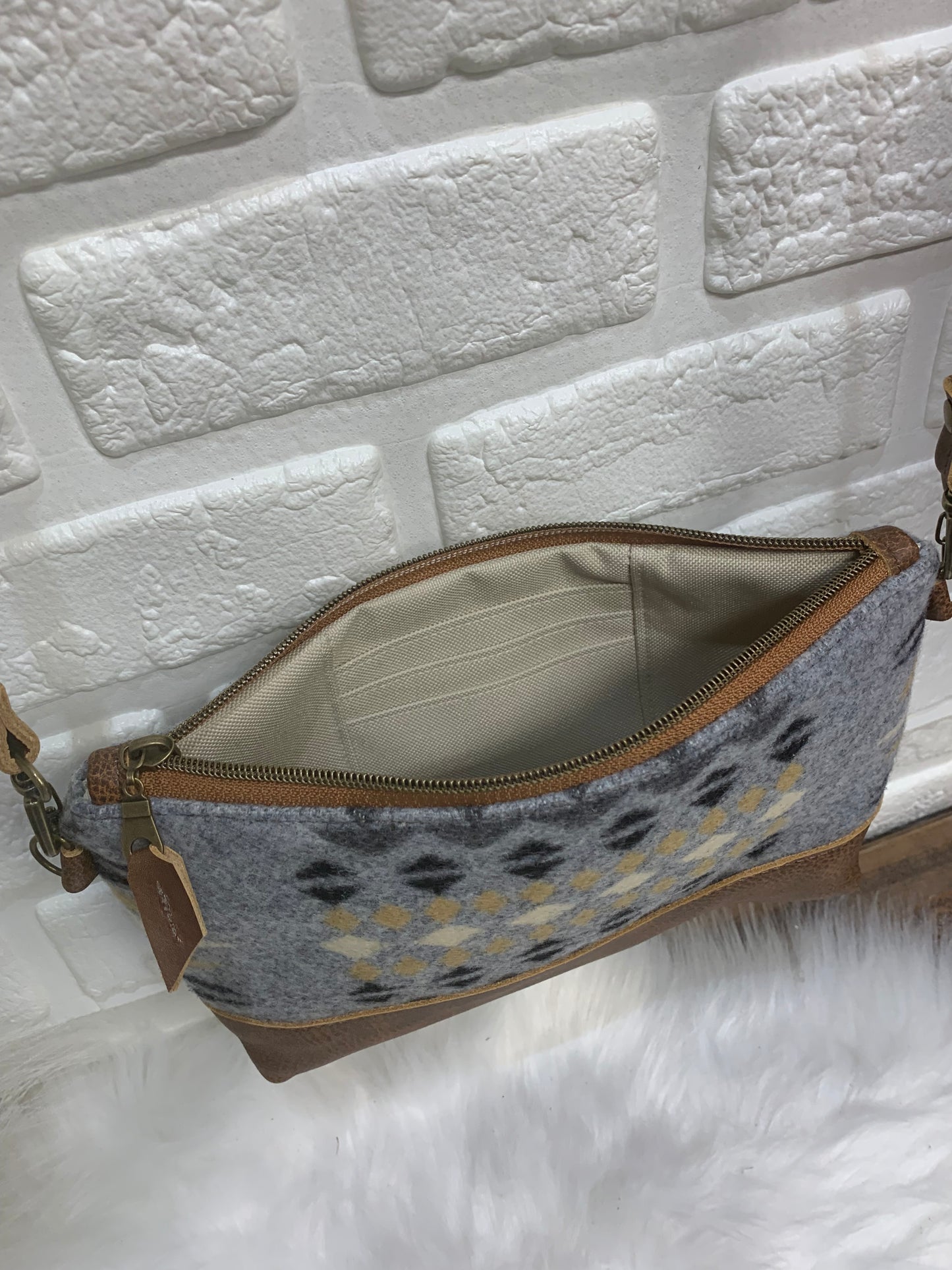 Ruby crossbody bag wool and leather, saddle brown leather bottom