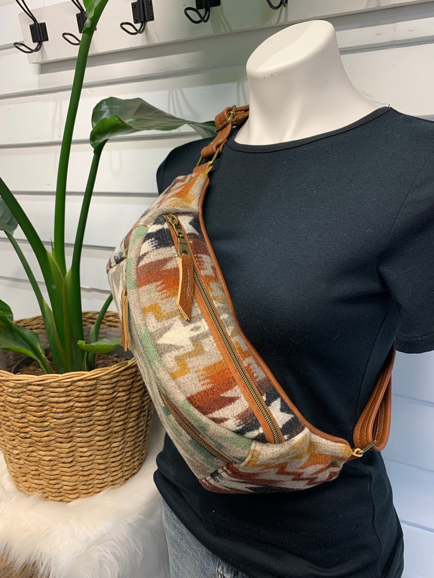 Jade Sling bag Mesilla wool and spice leather crossbody bag