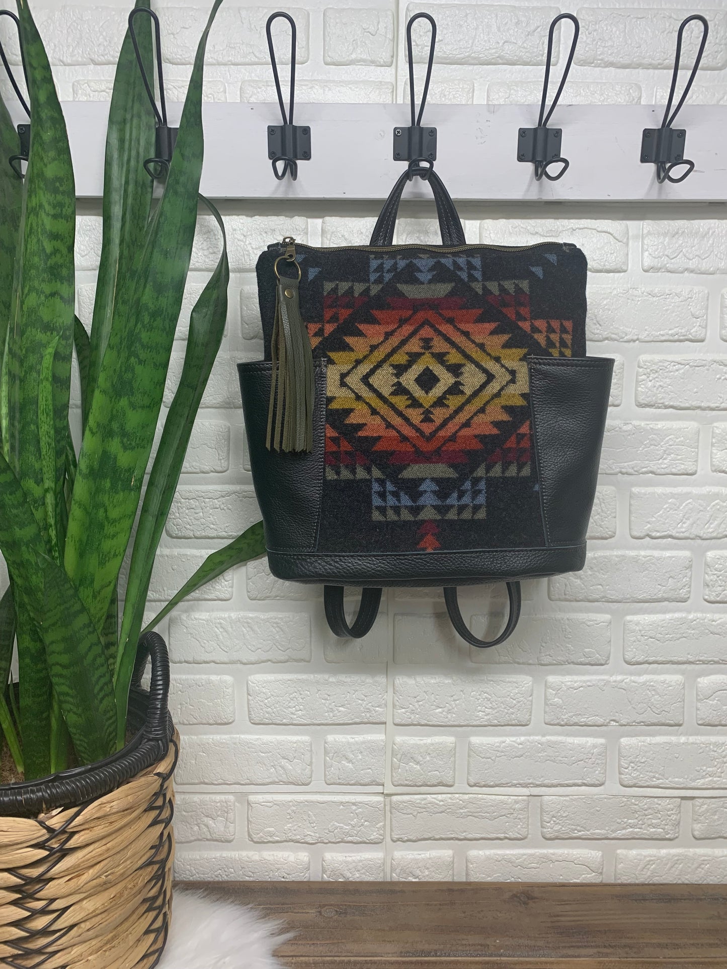 Bucket backpack Wool and Black Leather, Pueblo Dwelling