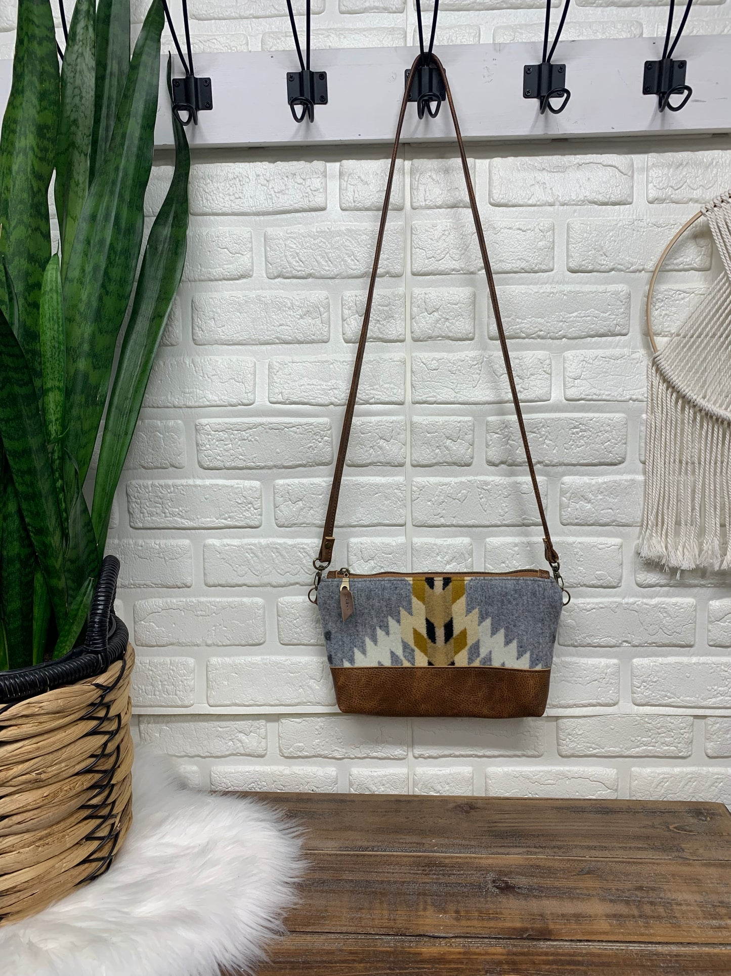 Ruby crossbody bag wool and leather, saddle brown leather bottom