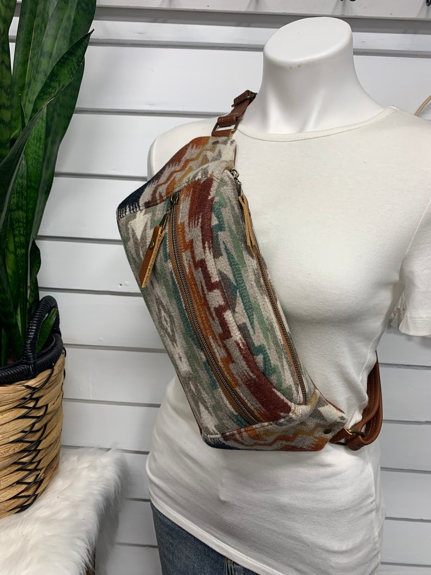 Jade Sling bag Mesilla wool and spice leather crossbody bag