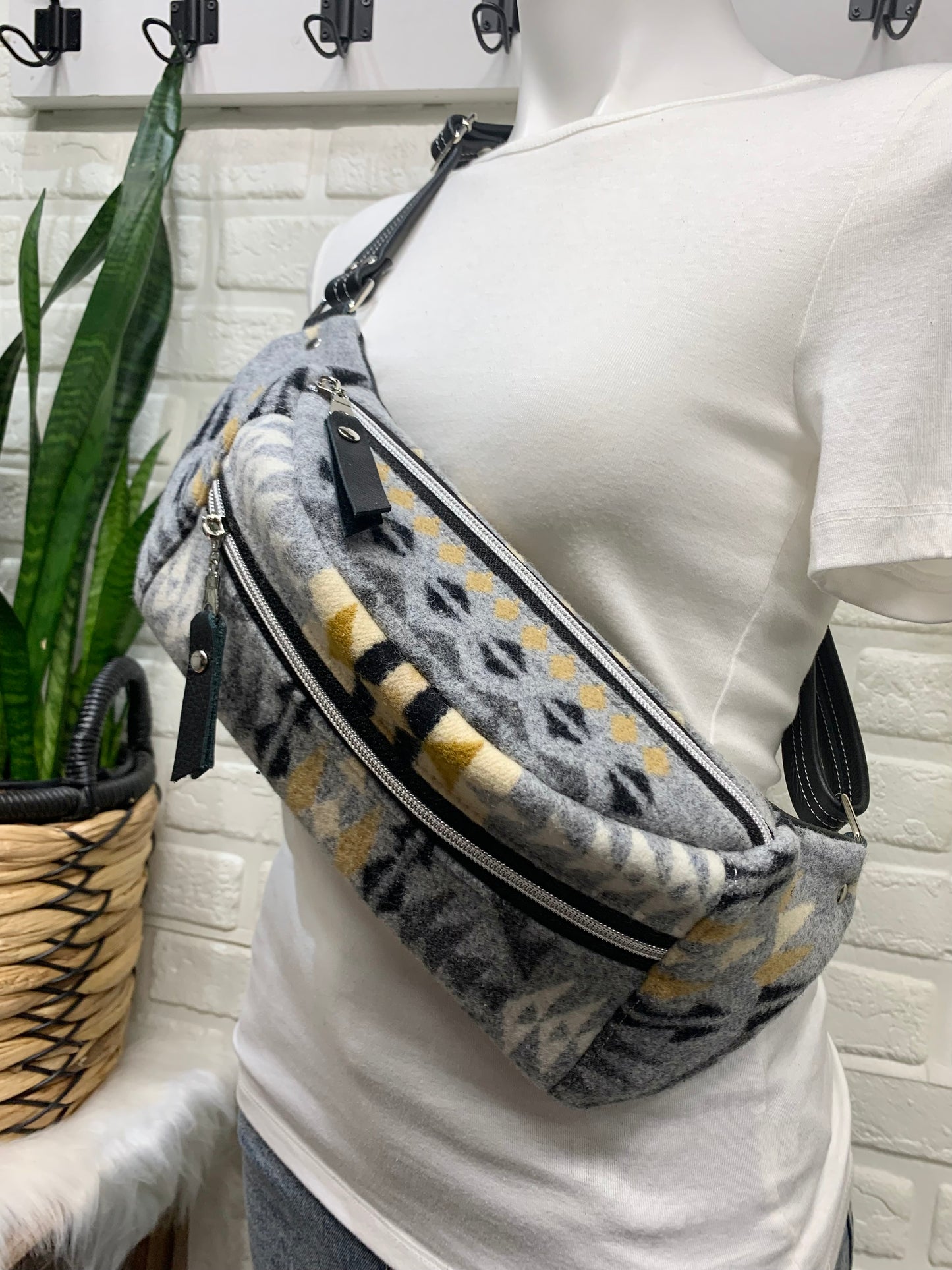 Jade Sling bag Rancho Arroyo silver wool and black leather crossbody