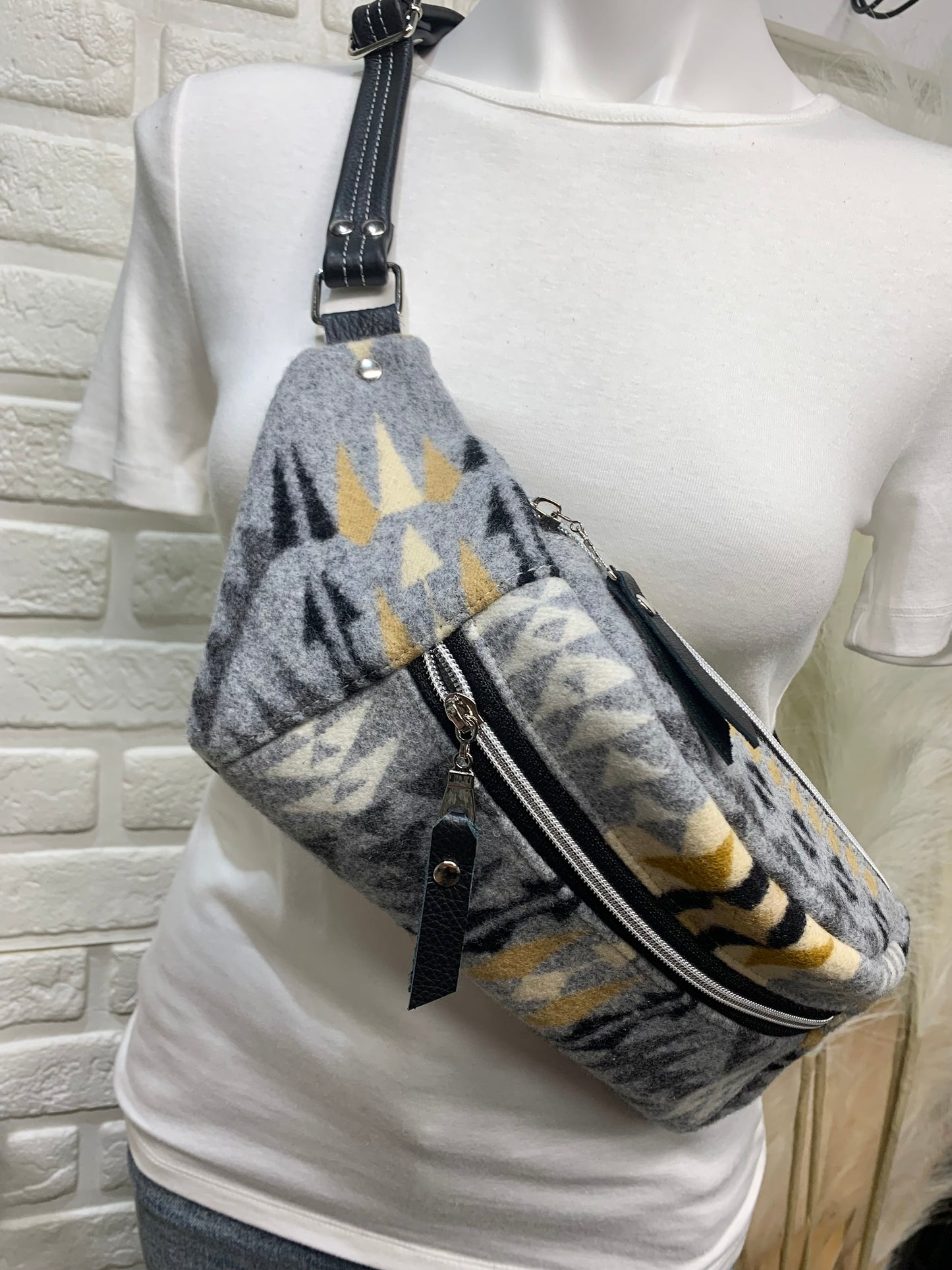 Jade Sling bag Rancho Arroyo silver wool and black leather crossbody