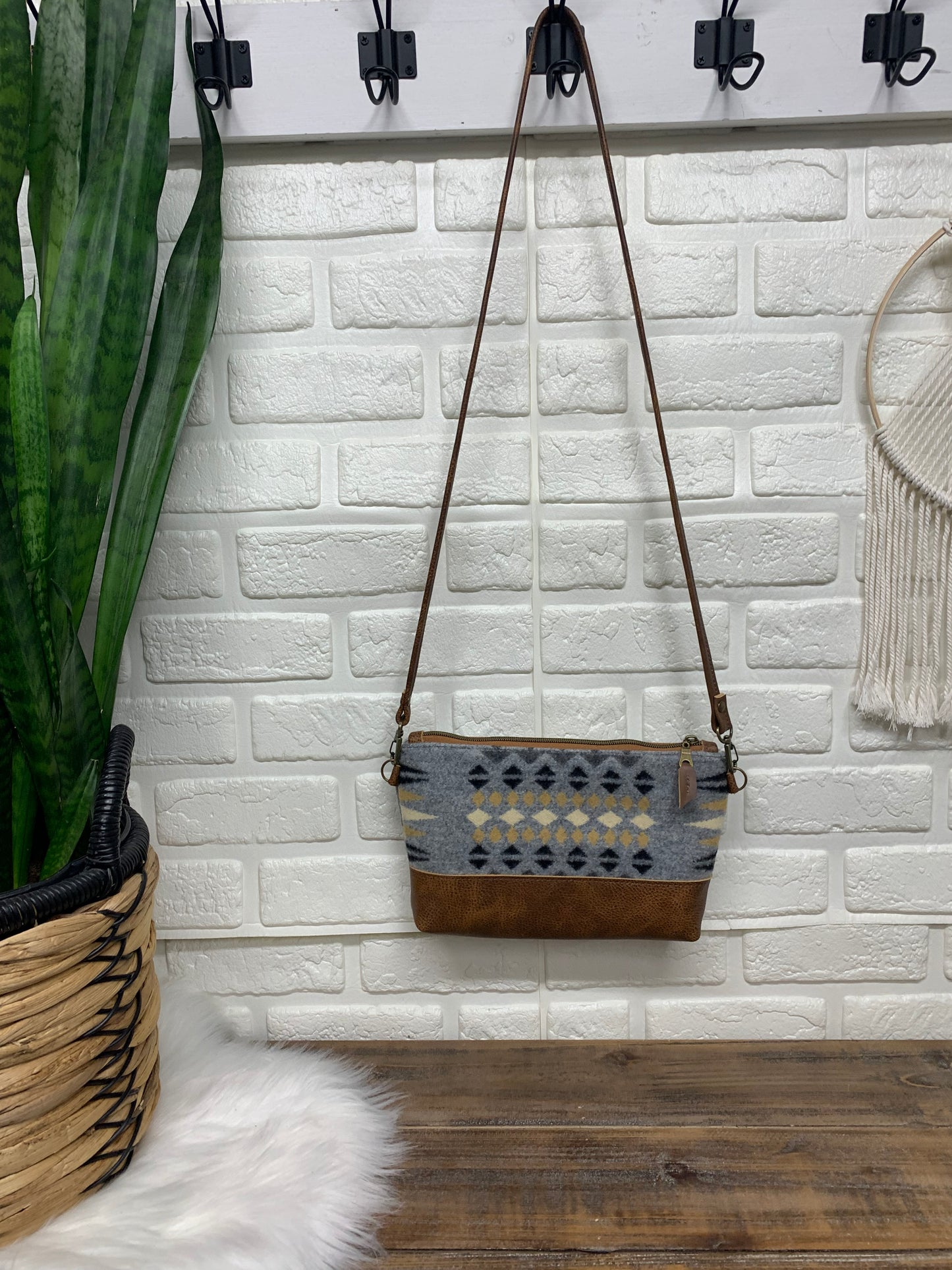 Ruby crossbody bag wool and leather, saddle brown leather bottom
