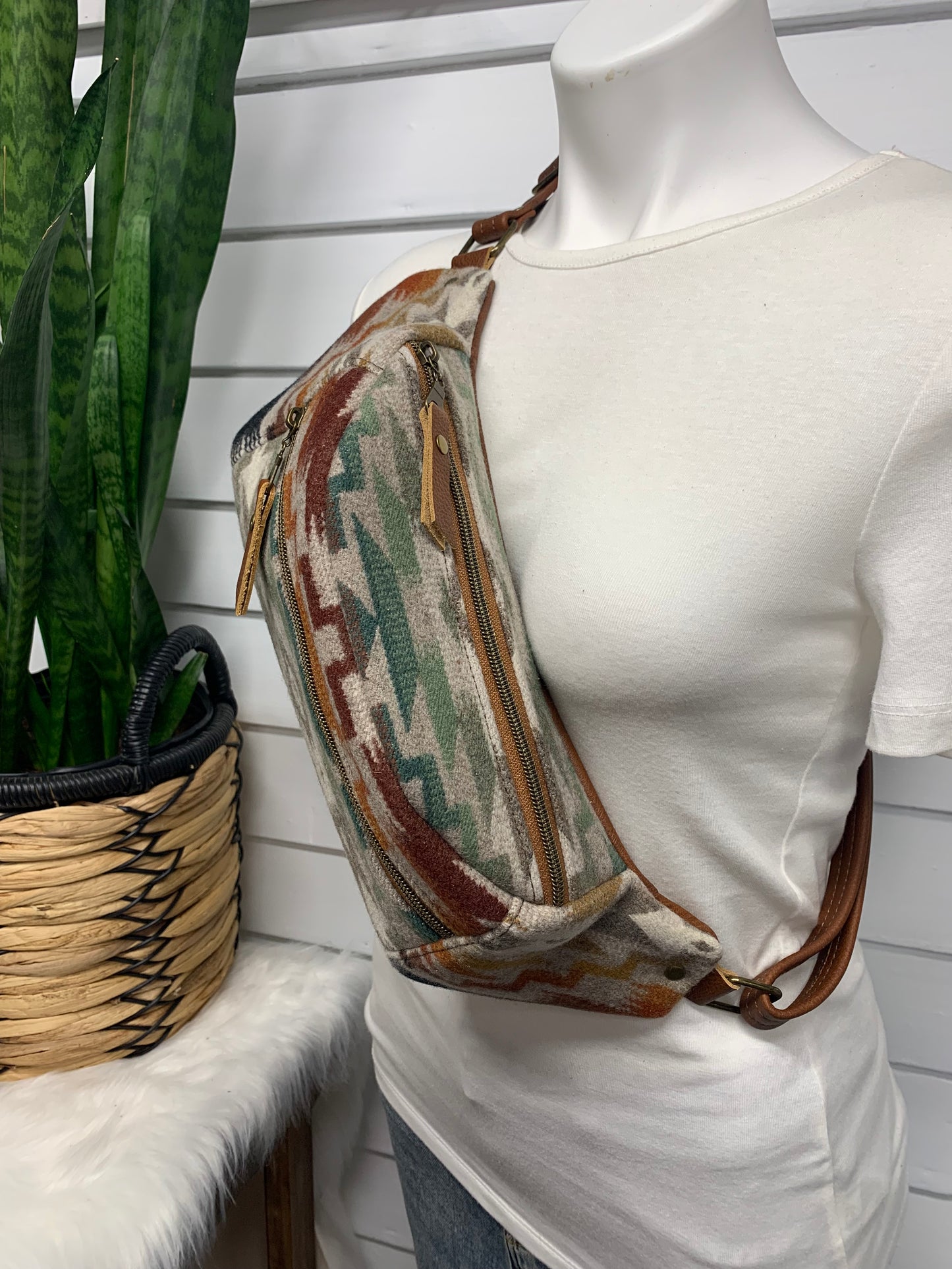 Jade Sling bag Mesilla wool and spice leather crossbody bag