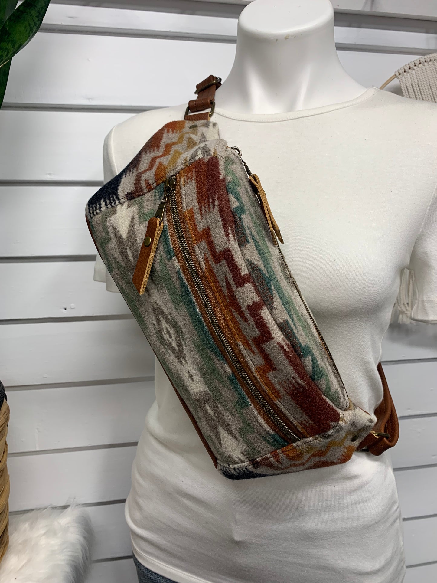 Jade Sling bag Mesilla wool and spice leather crossbody bag
