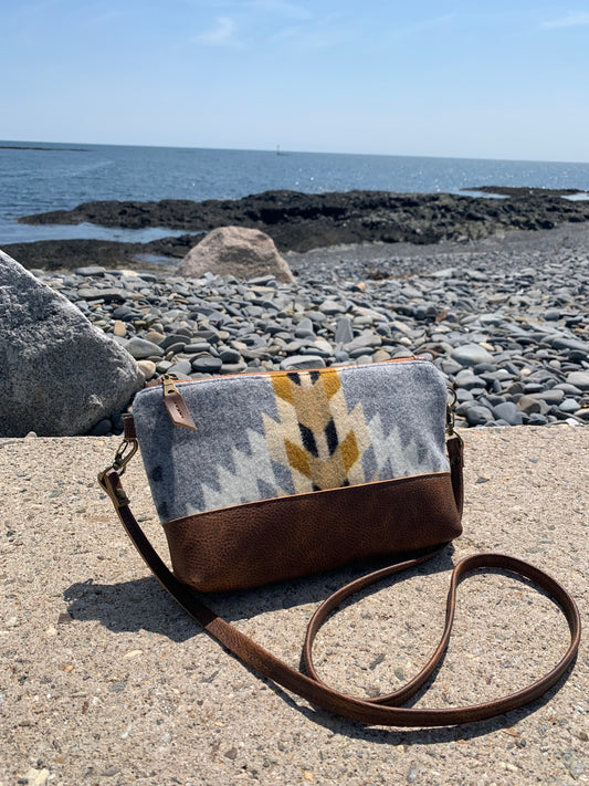 Ruby crossbody bag wool and leather, saddle brown leather bottom