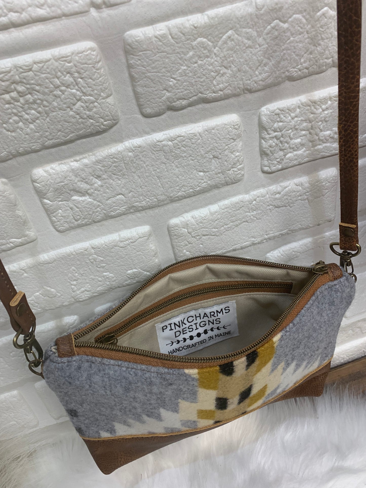 Ruby crossbody bag wool and leather, saddle brown leather bottom