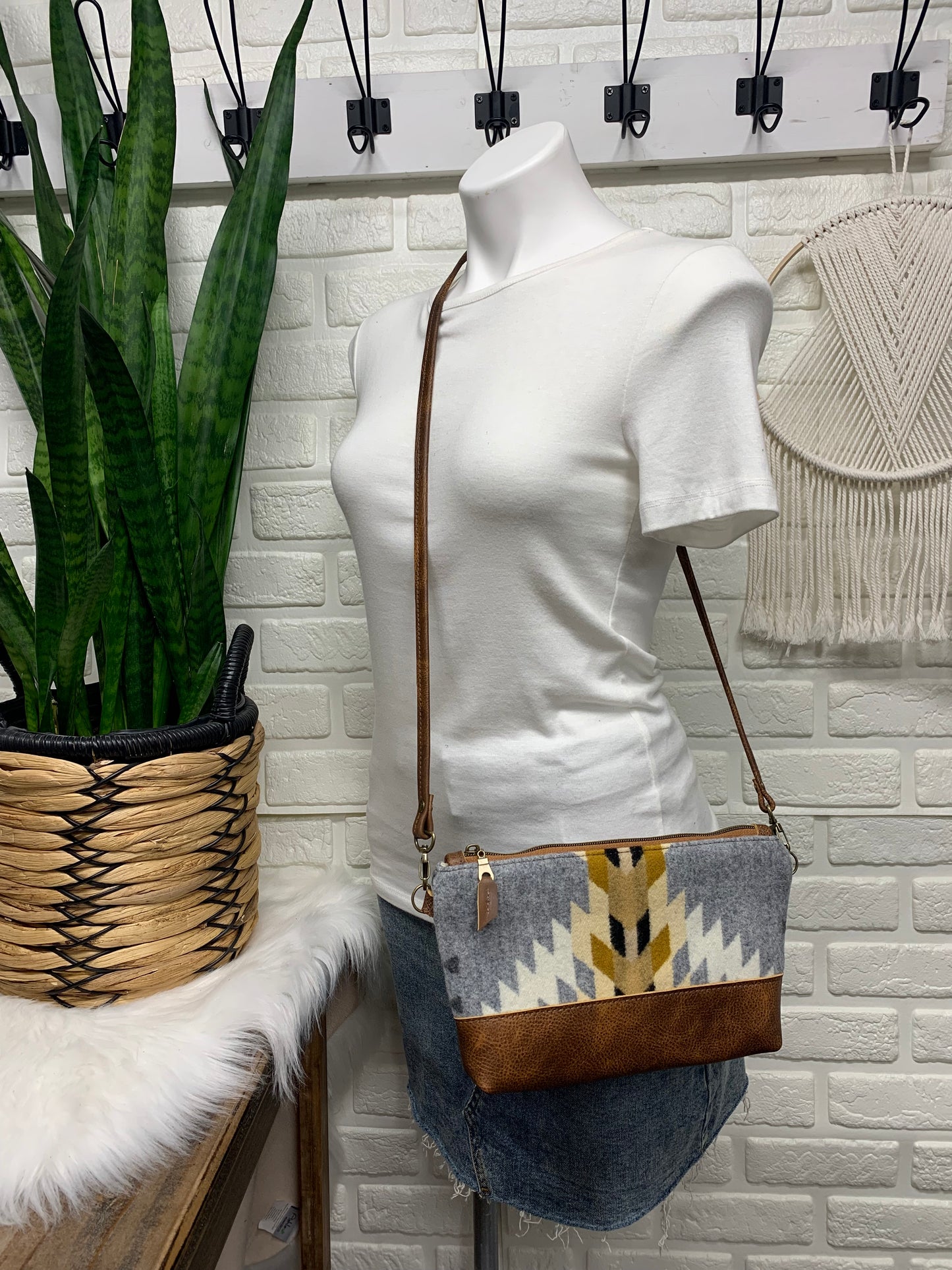 Ruby crossbody bag wool and leather, saddle brown leather bottom