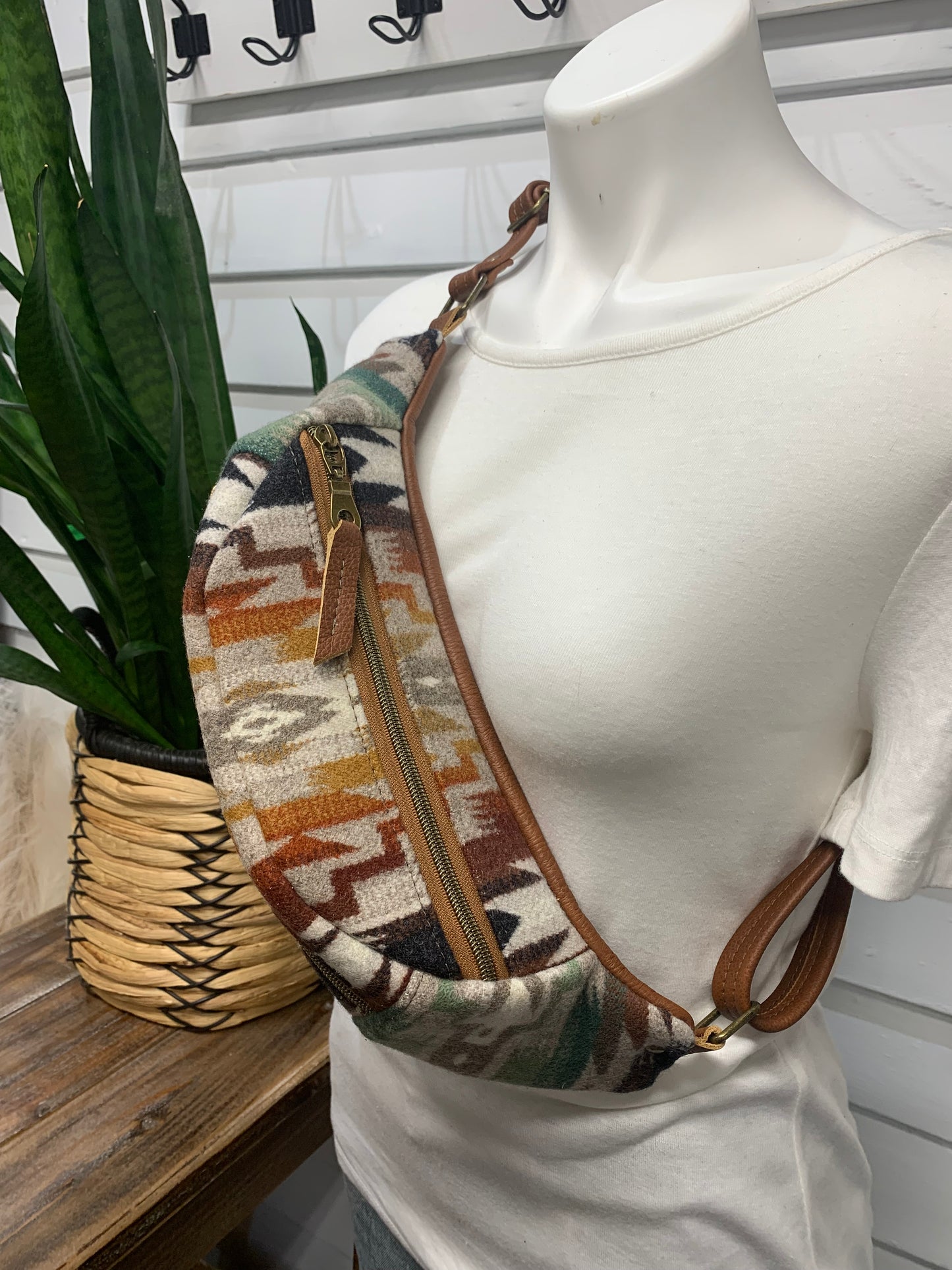 Jade Sling bag Mesilla wool and spice leather crossbody bag