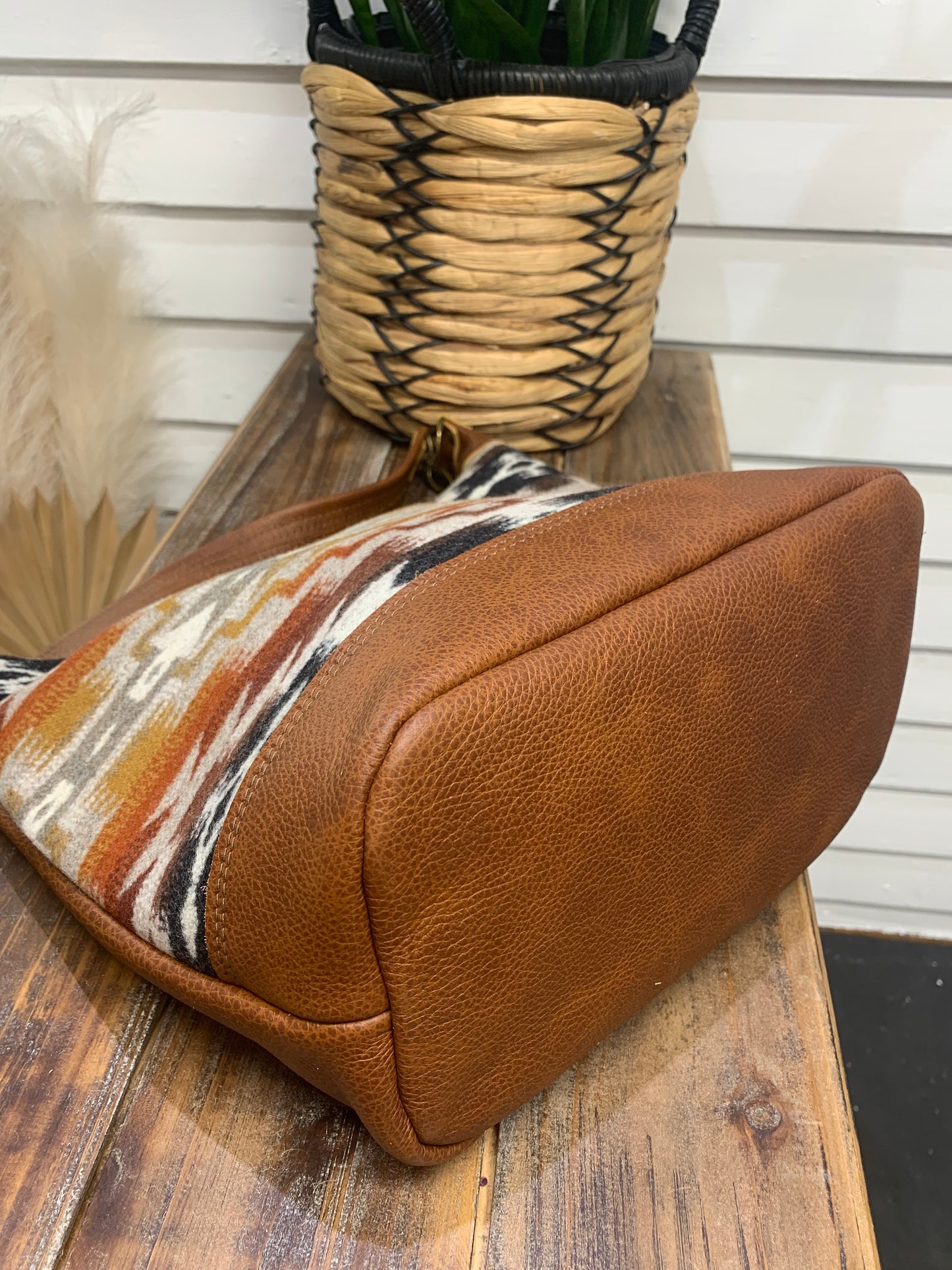 Jasper Bucket bag, Mesilla wool, spice brown leather