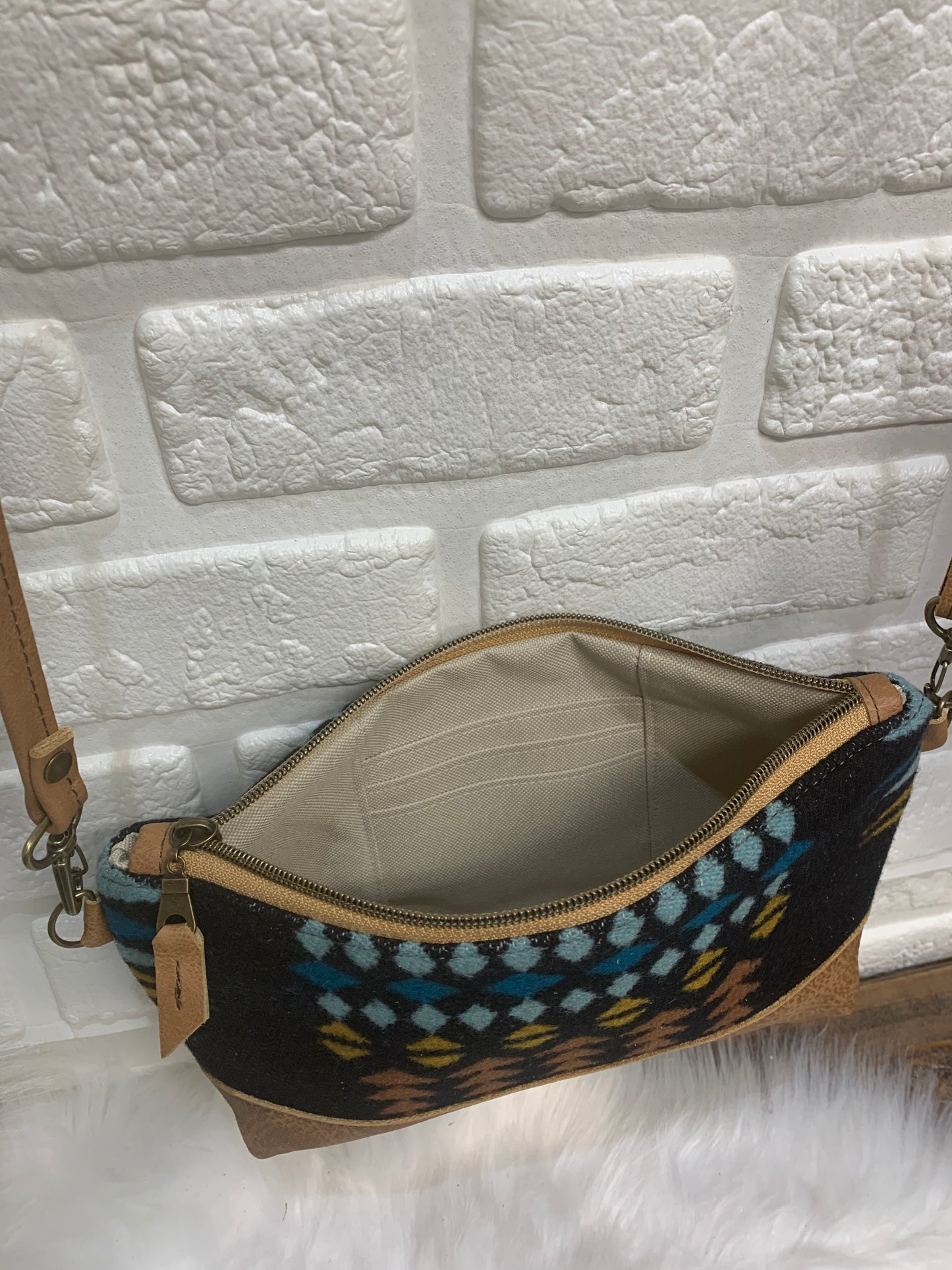 Ruby crossbody bag wool and leather, caramel brown leather bottom