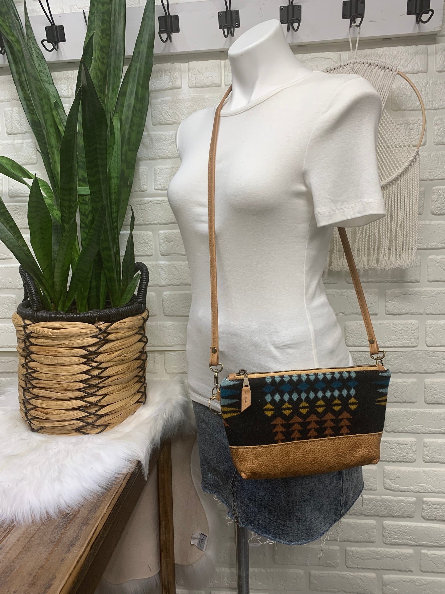 Ruby crossbody bag wool and leather, caramel brown leather bottom