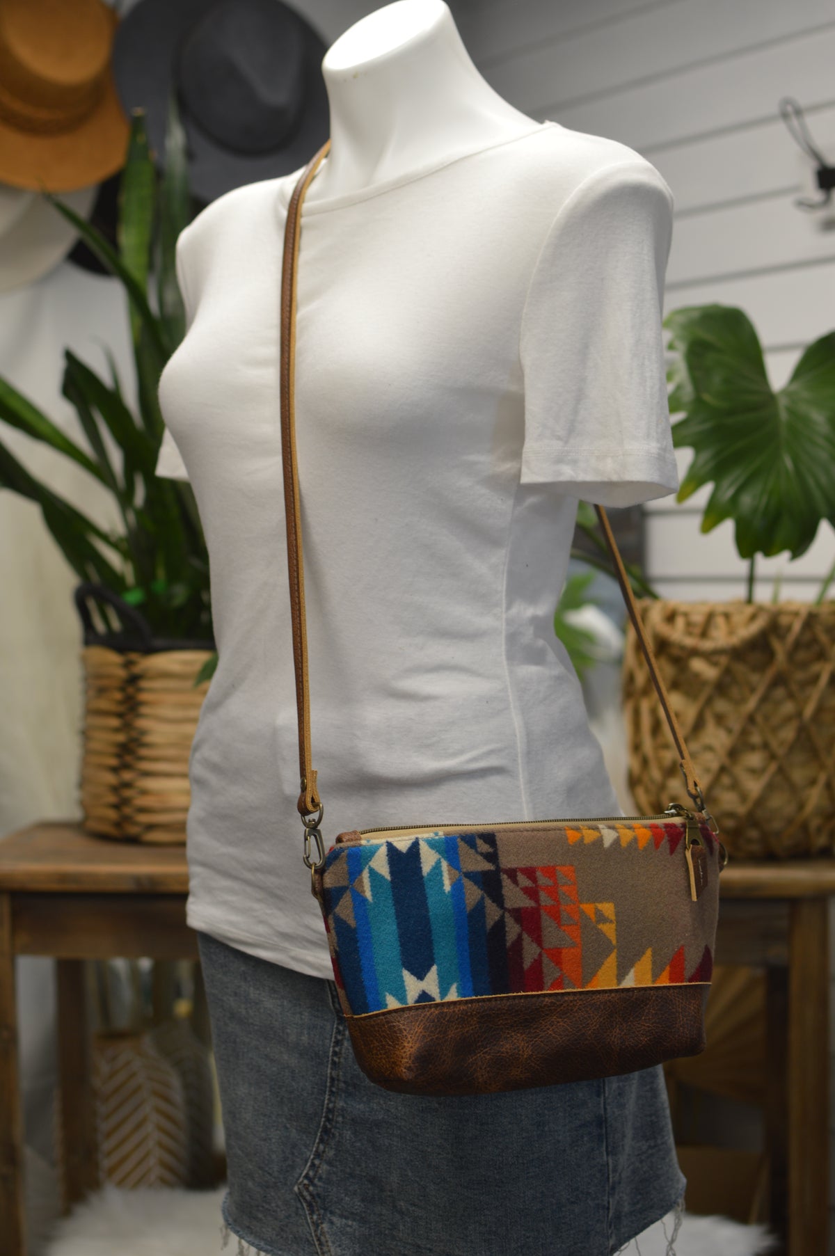 Ruby crossbody bag wool and leather, saddle brown pebble grain leather bottom