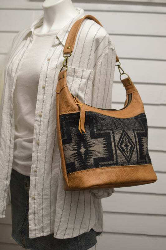 Bucket Shoulder bag

Made with Harding Pendleton wool and caramel pebble grain leather!
Measures approx 11” wide, 11" high from the center and 7” deep