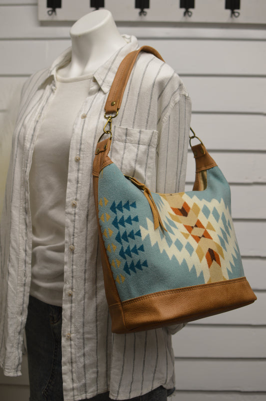 Bucket Shoulder bag

Made with Rancho Arroyo Aqua Pendleton wool and caramel pebble grain leather!