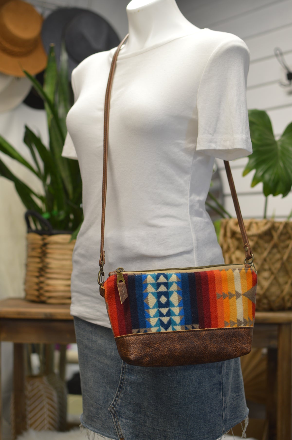 Ruby crossbody bag wool and leather, saddle brown pebble grain leather bottom