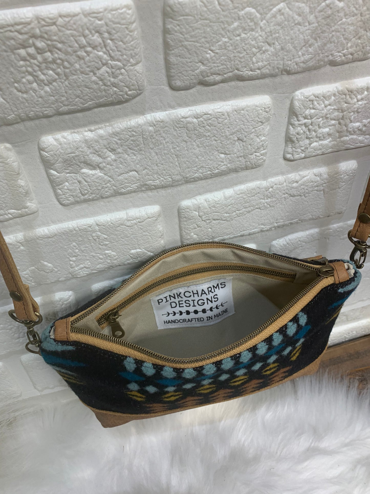 Ruby crossbody bag wool and leather, caramel brown leather bottom