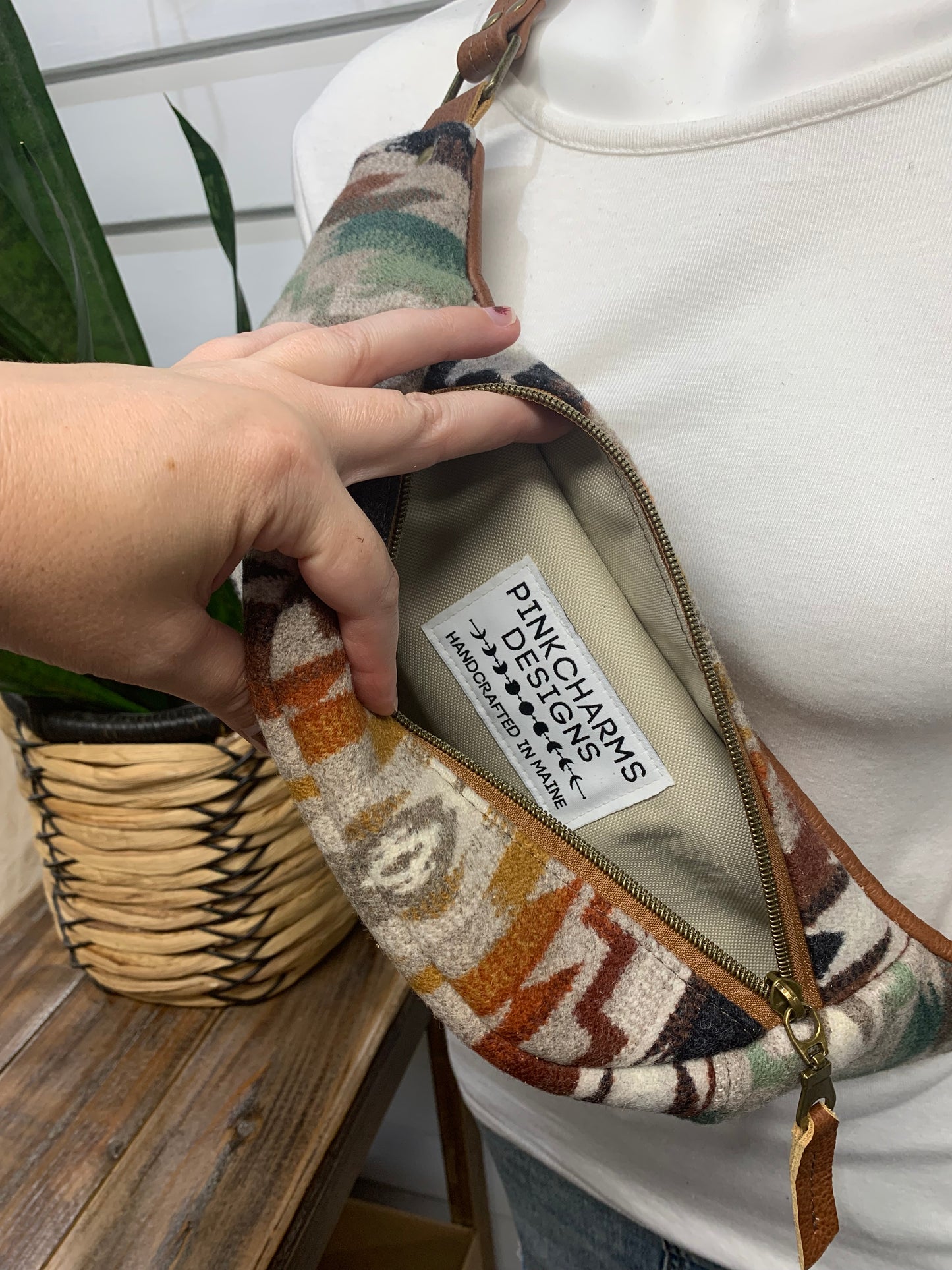 Jade Sling bag Mesilla wool and spice leather crossbody bag